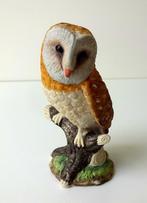 Keramiek beeldje van zittende uil op een boomstam 2920-k, Ophalen of Verzenden
