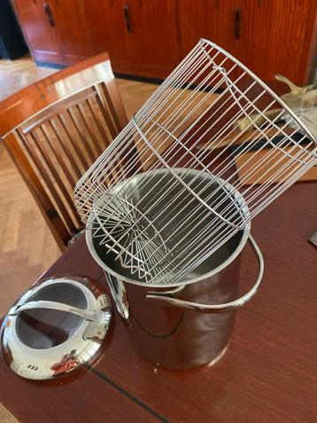 Aspergepan met mand beschikbaar voor biedingen