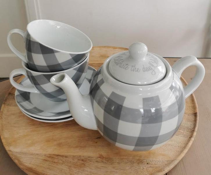 Gusta theepot+2kop/schotel, Huis en Inrichting, Keuken | Servies, Zo goed als nieuw, Kop(pen) en/of Schotel(s), Overige stijlen