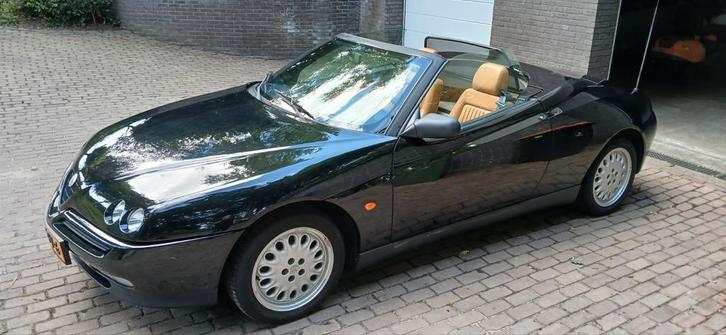 Alfa Romeo Spider 2.0 Twin Spark 16V Lusso, Zwart, Momo., Auto's, Alfa Romeo, Bedrijf, Spider, Airbags, Airconditioning, Bluetooth
