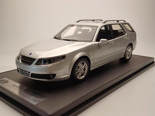 1:18 Saab 9-5 Sportcombi – 2006 – Zilver – Inclusief vitrine, Hobby en Vrije tijd, Modelauto's | 1:18, Nieuw, Auto, Overige merken