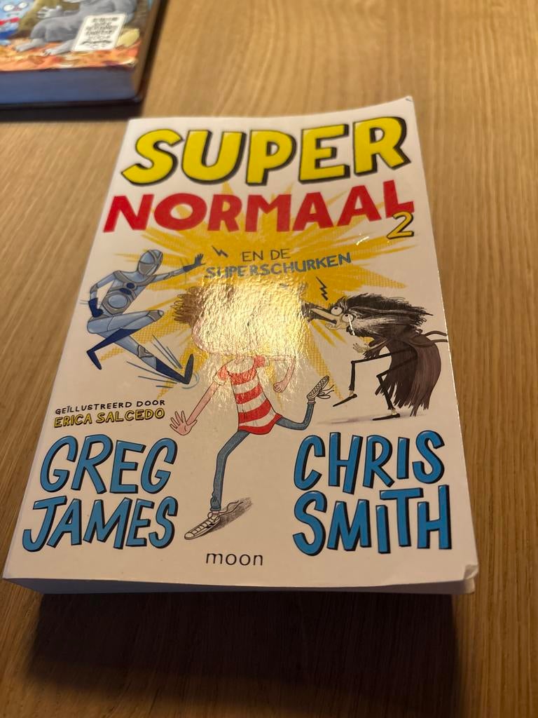 Super Normaal 2 - Greg James & Chris Smith - Gelezen, Ophalen of Verzenden, Gelezen, Fictie algemeen