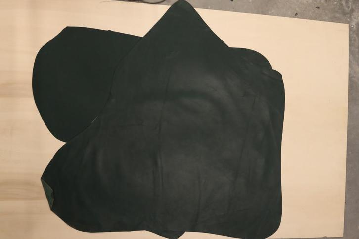 Donkergroen soepel leer | PU-leer huiden set 2 stuks, Hobby en Vrije tijd, Stoffen en Lappen, Gebruikt, Leer of Kunstleer, 30 tot 120 cm
