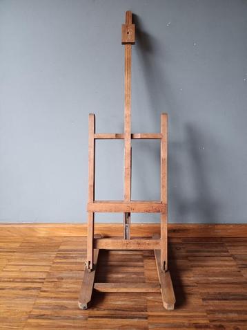 Oude houten schildersezel beschikbaar voor biedingen