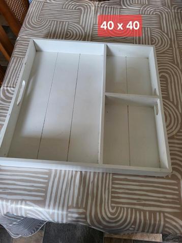 Groot houten dienblad met vakjes beschikbaar voor biedingen