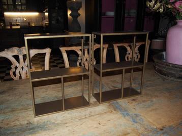 2 Kleine metalen Wandkastjes beschikbaar voor biedingen