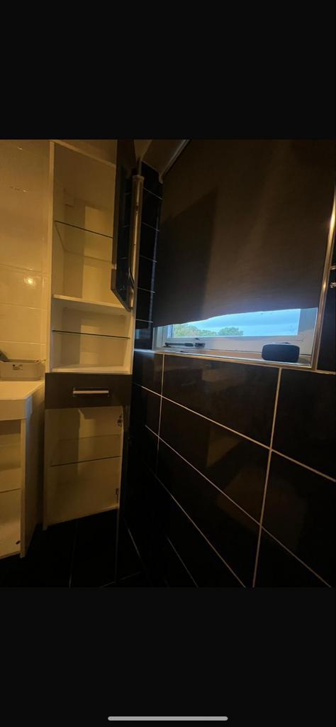 Hoge badkamerkast. Als set met glazen planken, Huis en Inrichting, Badkamer | Badkamermeubels, Zo goed als nieuw, (Half)hoge kast