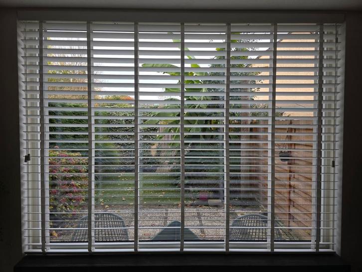 Veneta witte jaloezie, houtlook met ladderband, Huis en Inrichting, Stoffering | Gordijnen en Lamellen, Zo goed als nieuw, 150 tot 200 cm