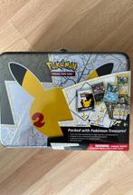 Pokemon 25 Jarig Jubileum Special Collectors Chest Tin NIEUW, Hobby en Vrije tijd, Verzamelkaartspellen | Pokémon, Nieuw, Foil