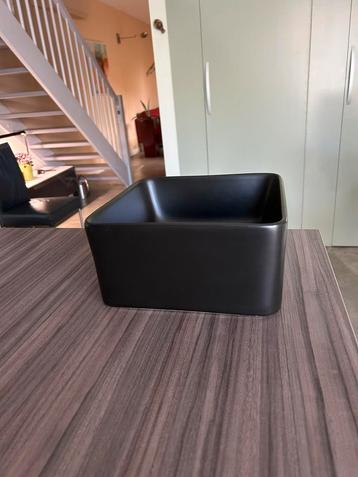 Zwarte wastafel met strakke moderne vormgeving. beschikbaar voor biedingen