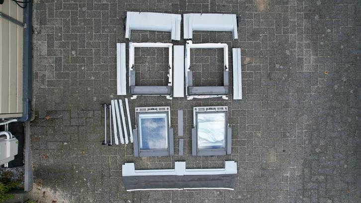 2 Keylite Dakramen 550x780 met Gootstukken - kanteldakraam, Doe-het-zelf en Verbouw, Deuren en Horren, Gebruikt, Overige typen