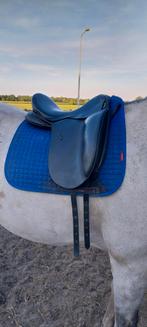 2 dressuurzadels 17,5 inch, Dieren en Toebehoren, Paarden en Pony's | Zadels, Ophalen of Verzenden, Zo goed als nieuw, Dressuur