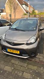 Toyota Aygo 1.0 12V Vvt-i 5DRS 2013 Bruin, Auto's, Toyota, Voorwielaandrijving, Stof, Elektrische ramen, Zwart