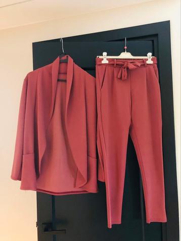 2- delig zomer pak. 2 kleuren beschikbaar voor biedingen