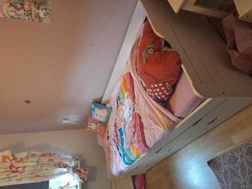 Mooi bed / bedbank met grote opberglades en nachttafel  beschikbaar voor biedingen