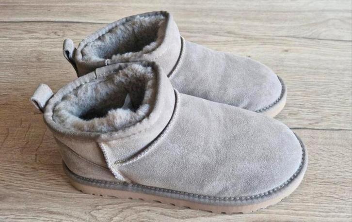 Ugg Uggs classic mini Nieuw!, Kleding | Dames, Schoenen, Nieuw, Bruin, Ophalen of Verzenden
