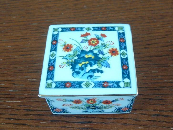 puntgaaf vintage porselein doosje met bloemetjes, Verzamelen, Overige Verzamelen, Zo goed als nieuw, Ophalen of Verzenden