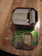 Pokemon kaarten meer dan 350 stuks in rayquaza blik, Hobby en Vrije tijd, Verzamelkaartspellen | Pokémon, Ophalen of Verzenden