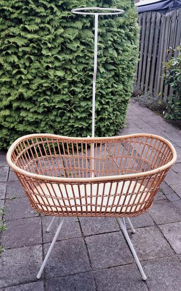 Mooie vintage rotan wieg met ronde roede voor gordijntjes beschikbaar voor biedingen