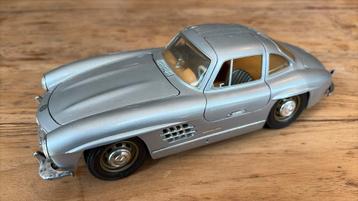 Bburago Mercedes Benz 300 SL schaal 1-18 modelauto beschikbaar voor biedingen