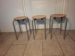 Drie stevige grijze krukjes/ krukken/ schoolkrukken!, Ophalen of Verzenden, Gebruikt, Hout