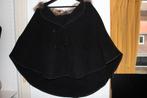 ZGAN Vilt Cape met faux bontkraag - zwart/bruin one size, Ophalen of Verzenden, Zo goed als nieuw, Maat 38/40 (M), Zwart