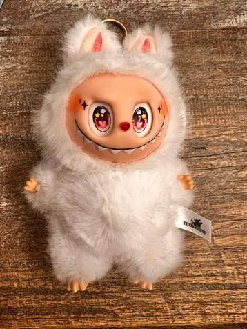 Mooie nieuwe witte fluffy labubi bijna gratis beschikbaar voor biedingen