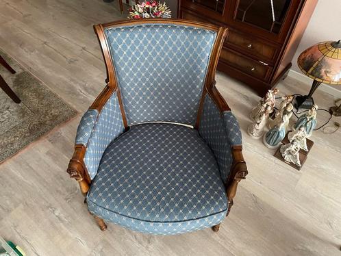 Twee klassieke houten stoelen met blauwe bekleding, Huis en Inrichting, Stoelen, Gebruikt, Twee, Hout, Stof, Blauw, Ophalen