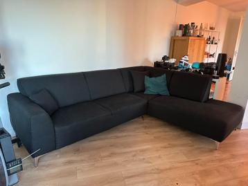 Zwart stoffen hoekbank met kussens - 270x210cm beschikbaar voor biedingen