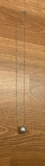 Zilverkleurige ketting met bol hanger, Sieraden, Tassen en Uiterlijk, Kettingen, Ophalen of Verzenden, Zo goed als nieuw, Zilver