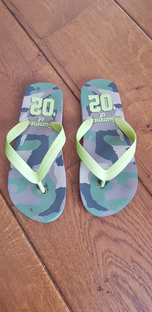 Teenslippers maat 32/33, Kinderen en Baby's, Kinderkleding | Schoenen en Sokken, Zo goed als nieuw, Schoenen, Jongen, Ophalen of Verzenden