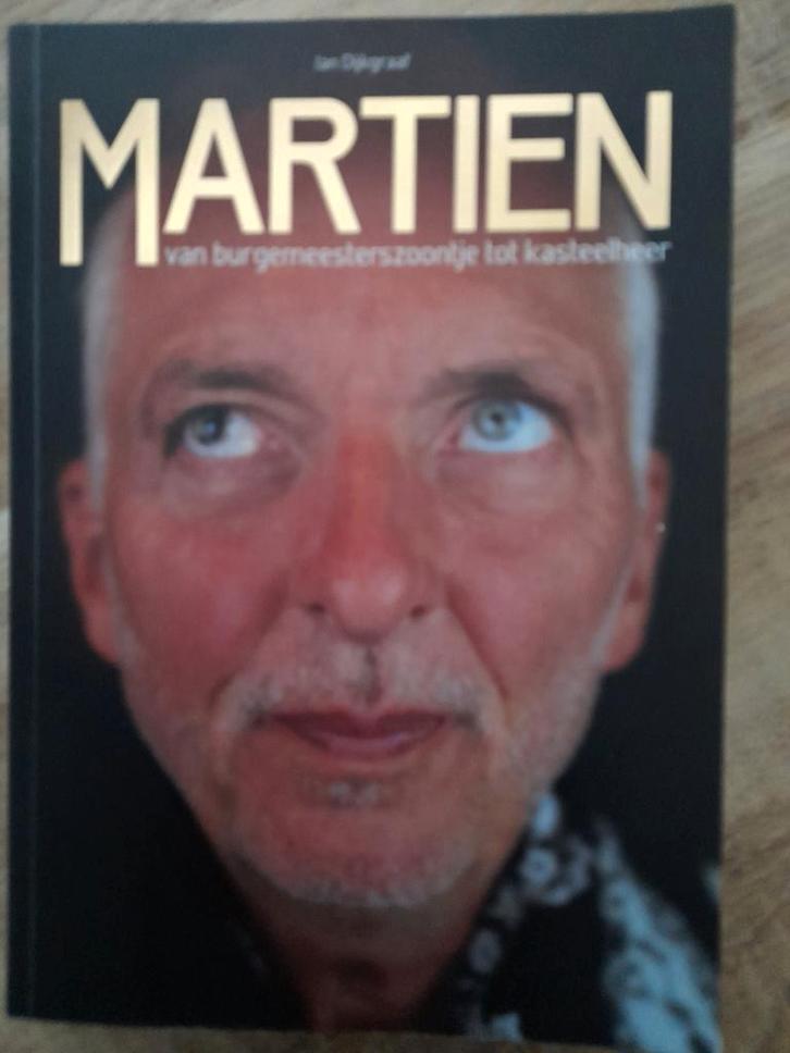 Martien: Van burgemeesterszoontje tot kasteelheer, Boeken, Biografieën, Zo goed als nieuw, Film, Tv en Media, Ophalen of Verzenden