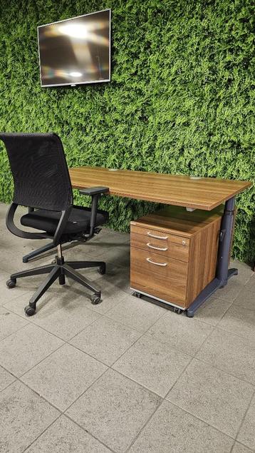 bureau met ladeblok en bureaustoel (13 sets compleet) beschikbaar voor biedingen