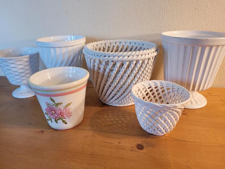 Romantische witte bloempot gevlochten mand op voet Italy, Tuin en Terras, Bloempotten, Zo goed als nieuw, Aardewerk, Binnen, Balkon