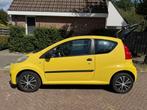 Peugeot 107 1.0 12V 3DR 2010 Geel 61.177 km, Auto's, Voorwielaandrijving, Stof, Zwart, Overige kleuren