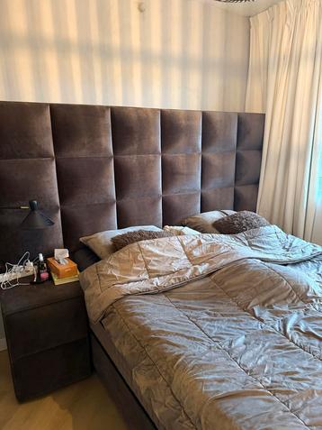 Taupe Boxspring 160x200 + Nachtkastje (Tweepersoonsbed) beschikbaar voor biedingen