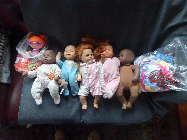 Zes diverse poppen en poppenkleding, Verzamelen, Poppen, Gebruikt, Pop, Ophalen of Verzenden