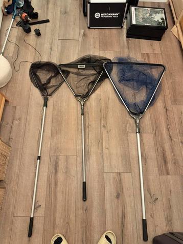 Set visnetten en viskoffer (eventueel kruk) met accessoires beschikbaar voor biedingen