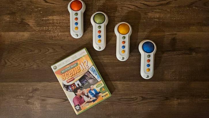 Scene it! Voor xbox 360 met 4 buzzers, Spelcomputers en Games, Games | Xbox 360, Gebruikt, Puzzel en Educatief, 3 spelers of meer