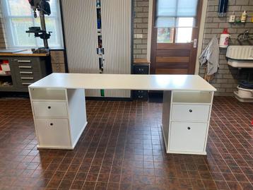 Bureau met lades beschikbaar voor biedingen