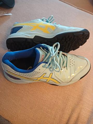 Asics hockeyschoenen Maat 42 zgan beschikbaar voor biedingen
