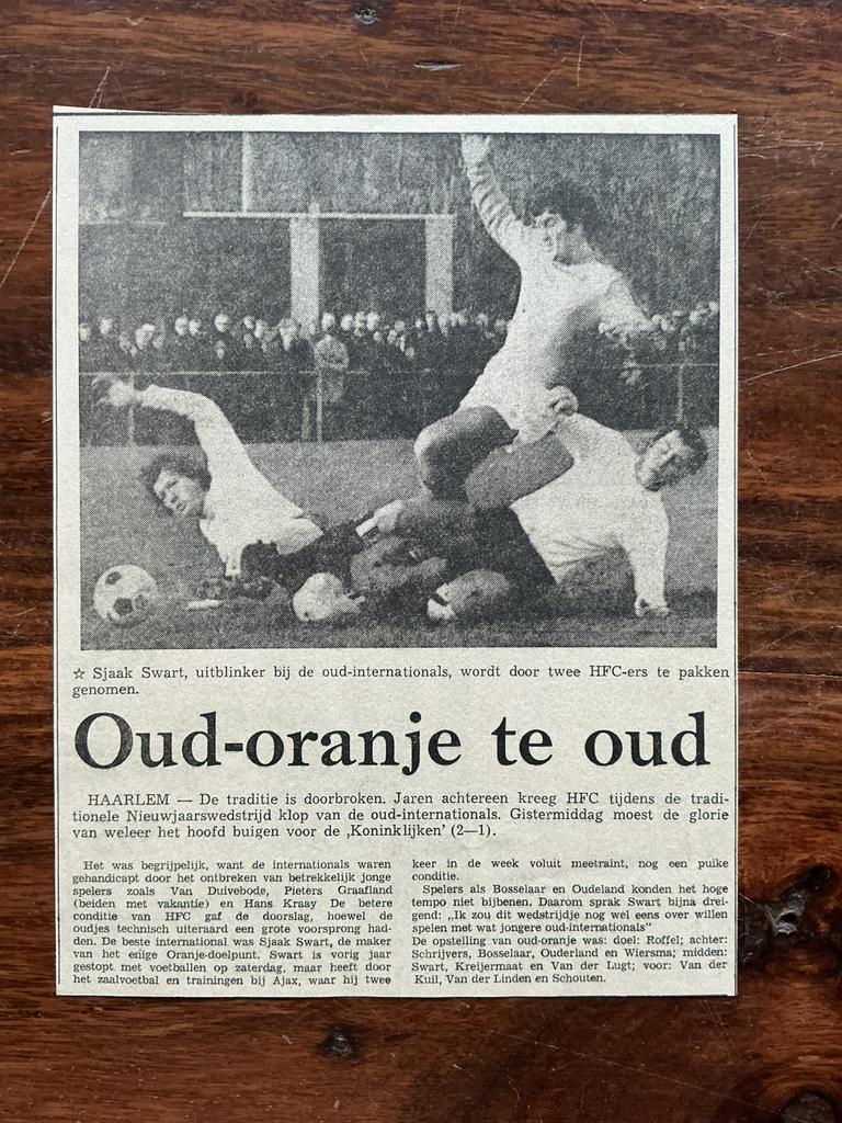 Voetbal krantenartikel Haarlem Oud Oranje januari 1976 2-1, Ophalen of Verzenden, Knipsel(s)