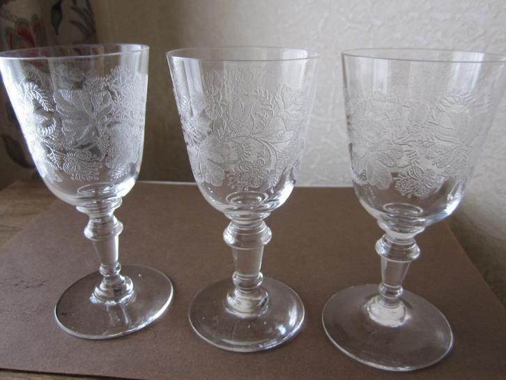 Vier antieke kristal portoglazen - gegraveerde bloemenfries, Antiek en Kunst, Antiek | Glas en Kristal, Verzenden