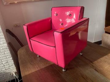 Knalroze Peuterfauteuil met Zwart Accent beschikbaar voor biedingen