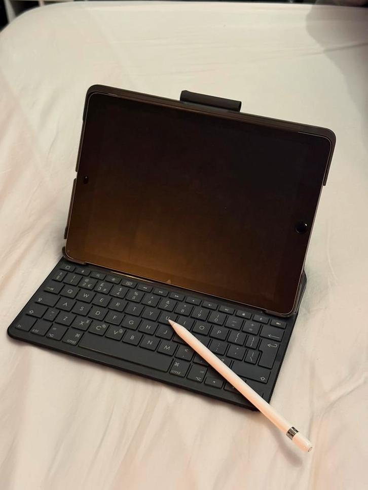 iPad 6e generatie 2019 + Apple Pencil + Logitech Slim Folio, Computers en Software, Apple iPads, Gebruikt, Apple iPad, Wi-Fi, 10 inch