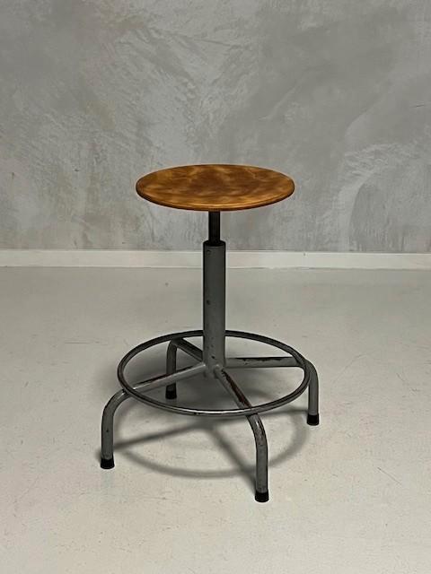 Vintage kruk atelier werkkruk retro industrieel jaren 60, Huis en Inrichting, Krukjes, Gebruikt, Staal, In hoogte verstelbaar