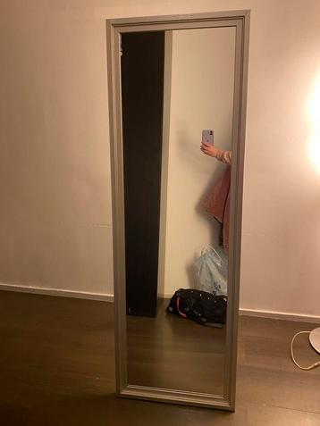 Staande zilveren spiegel beschikbaar voor biedingen