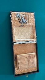 Christelijke missaal doosje met boekje en ketting, Antiek en Kunst, Antiek | Religie, Ophalen of Verzenden