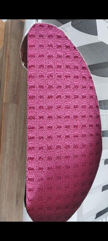 Nieuwe Roze halve maantjes beschikbaar voor biedingen