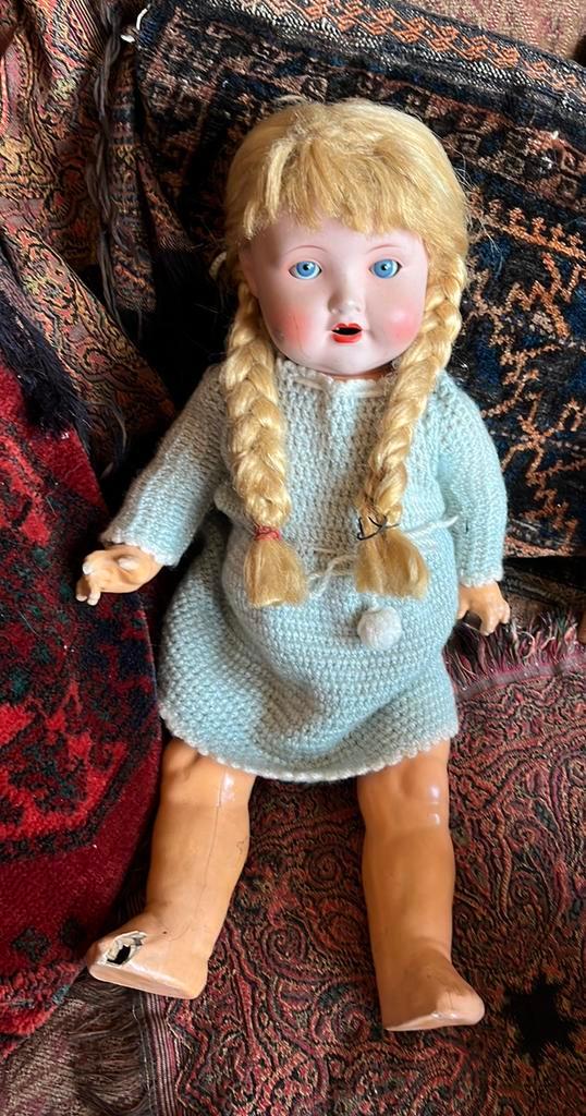 Leuke Oude Pop met Vlechten, Slaapogen en Open Mondje, Antiek en Kunst, Antiek | Speelgoed, Ophalen of Verzenden